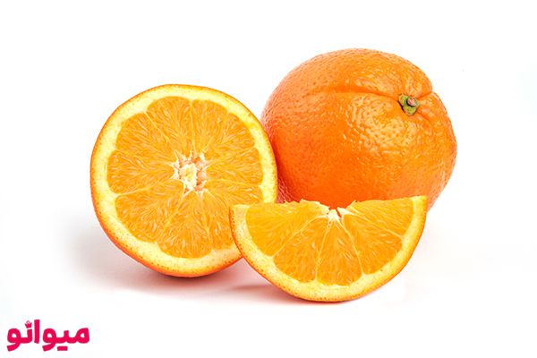 تصویری از پرتقال تازه و مرغوب، به صورت کامل و قاچ شده