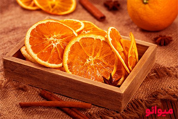 مقداری پرتقال خشک درجه یک و ارگانیک داخل جعبه چوبی