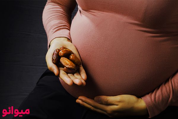 خرما خشک در دست زن باردار